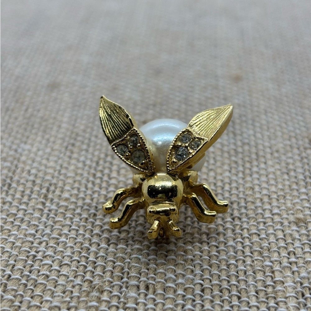 Vintage Bee Brooch – Goldtone Faux Pearl Crystal Insect Pin – with movable wings - Picture 4 of 8